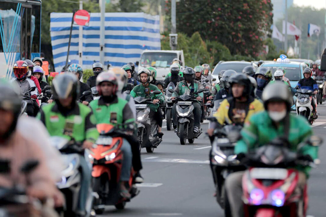 Suasana aktivitas warga Jakarta, di kawasan Jalan Jenderal Sudirman, Jakarta, Selasa (2/9).