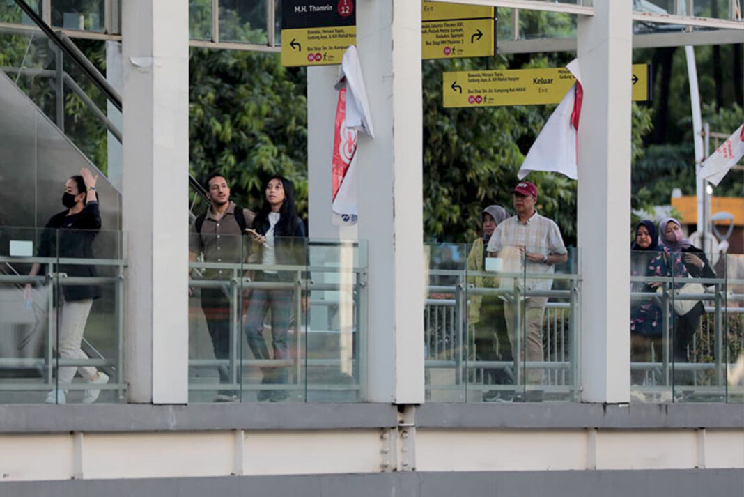 Suasana aktivitas warga Jakarta, di kawasan Jalan Jenderal Sudirman, Jakarta, Selasa (2/9).
