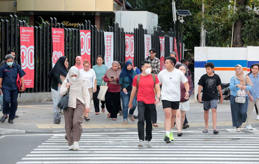 Suasana aktivitas warga Jakarta, di kawasan Jalan Jenderal Sudirman, Jakarta, Selasa (2/9).