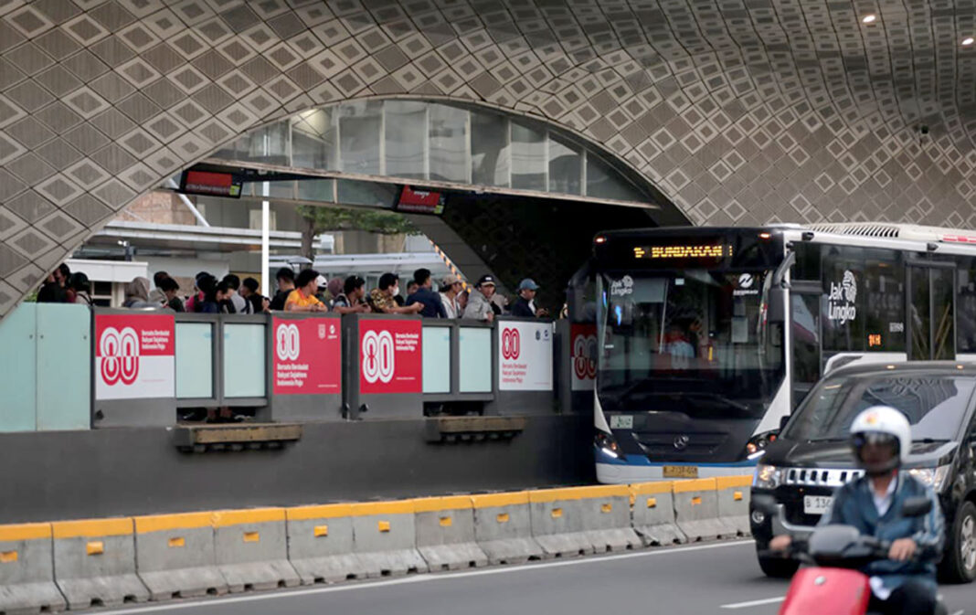 Suasana aktivitas warga Jakarta, di kawasan Jalan Jenderal Sudirman, Jakarta, Selasa (2/9).