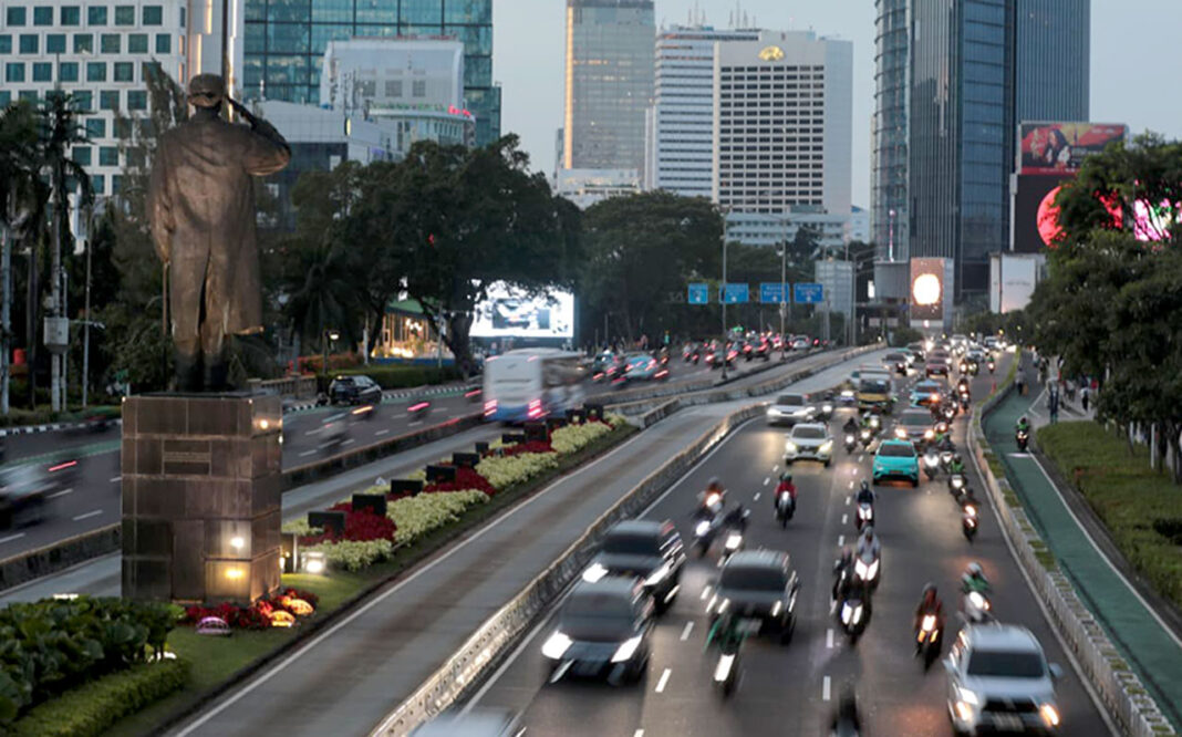 Suasana aktivitas warga Jakarta, di kawasan Jalan Jenderal Sudirman, Jakarta, Selasa (2/9).