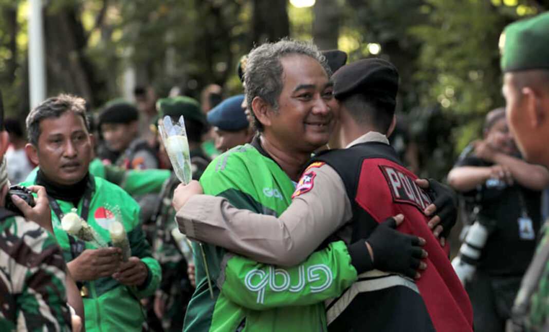 Para pengemudi ojek online (ojol) menggelar aksi damai, di kawasan IRTI Monas, Jakarta, Selasa (2/9).