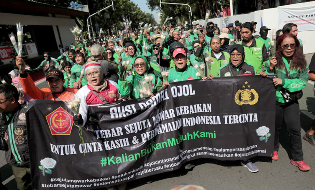 Para pengemudi ojek online (ojol) menggelar aksi damai, di kawasan IRTI Monas, Jakarta, Selasa (2/9).