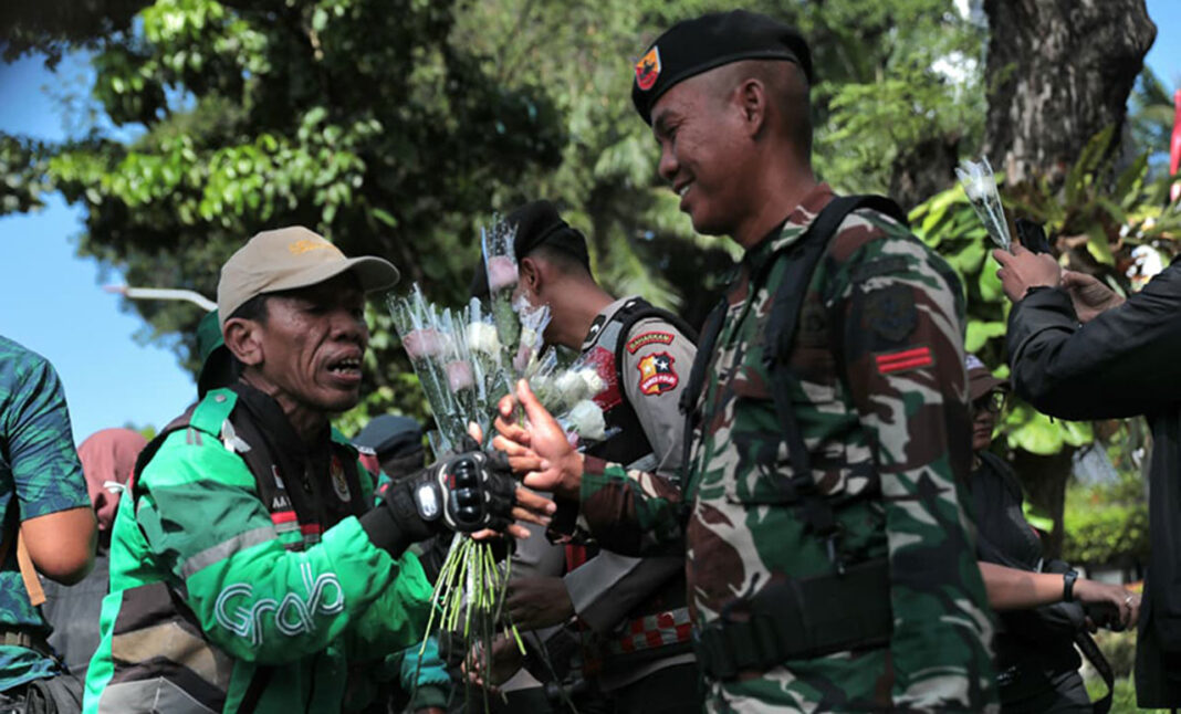 Para pengemudi ojek online (ojol) menggelar aksi damai, di kawasan IRTI Monas, Jakarta, Selasa (2/9).