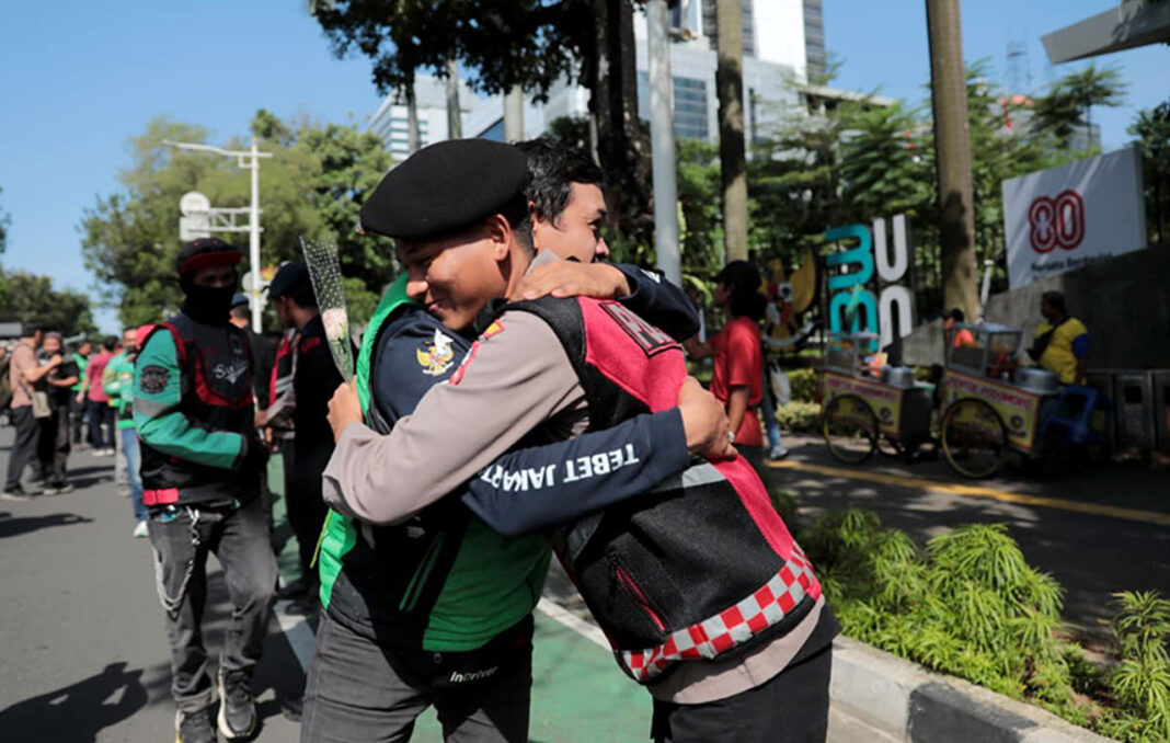 Para pengemudi ojek online (ojol) menggelar aksi damai, di kawasan IRTI Monas, Jakarta, Selasa (2/9).