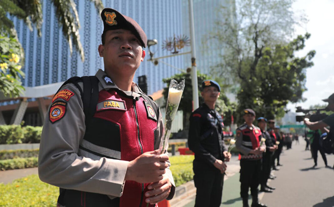 Para pengemudi ojek online (ojol) menggelar aksi damai, di kawasan IRTI Monas, Jakarta, Selasa (2/9).