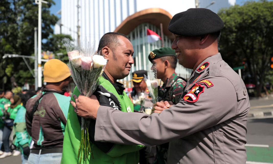 Para pengemudi ojek online (ojol) menggelar aksi damai, di kawasan IRTI Monas, Jakarta, Selasa (2/9).