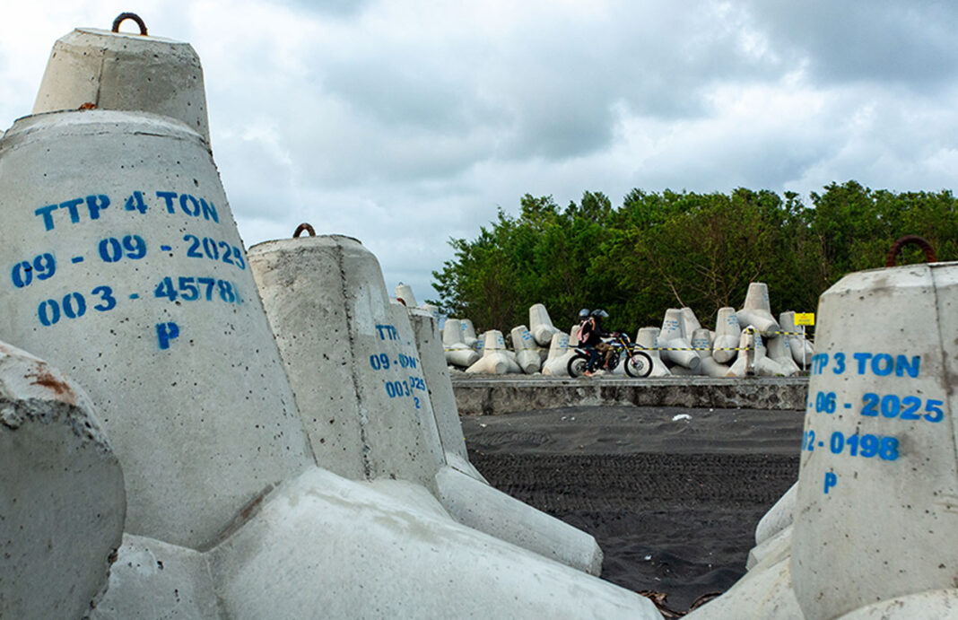 Pemasangan beton pemecah ombak, di pesisir Pantai Congot, Kulonprogo, Yogyakrta, Kamis (18/9).