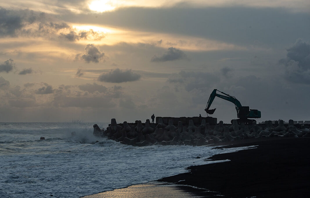 Pemasangan beton pemecah ombak, di pesisir Pantai Congot, Kulonprogo, Yogyakrta, Kamis (18/9).
