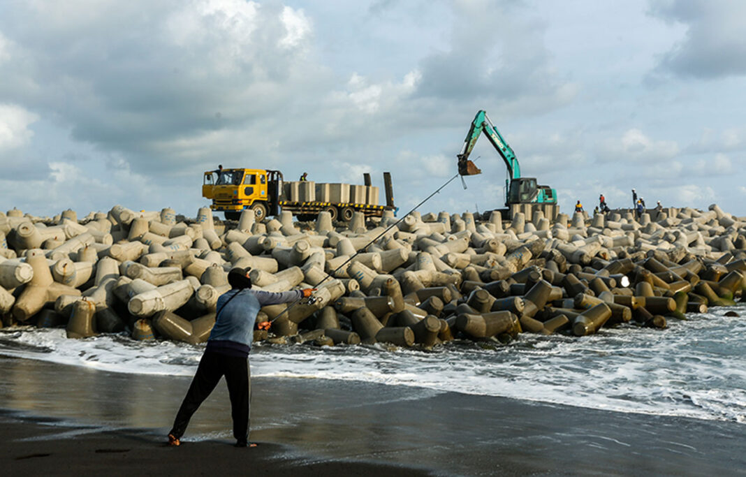 Pemasangan beton pemecah ombak, di pesisir Pantai Congot, Kulonprogo, Yogyakrta, Kamis (18/9).