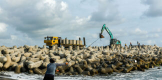 Pemasangan beton pemecah ombak, di pesisir Pantai Congot, Kulonprogo, Yogyakrta, Kamis (18/9).