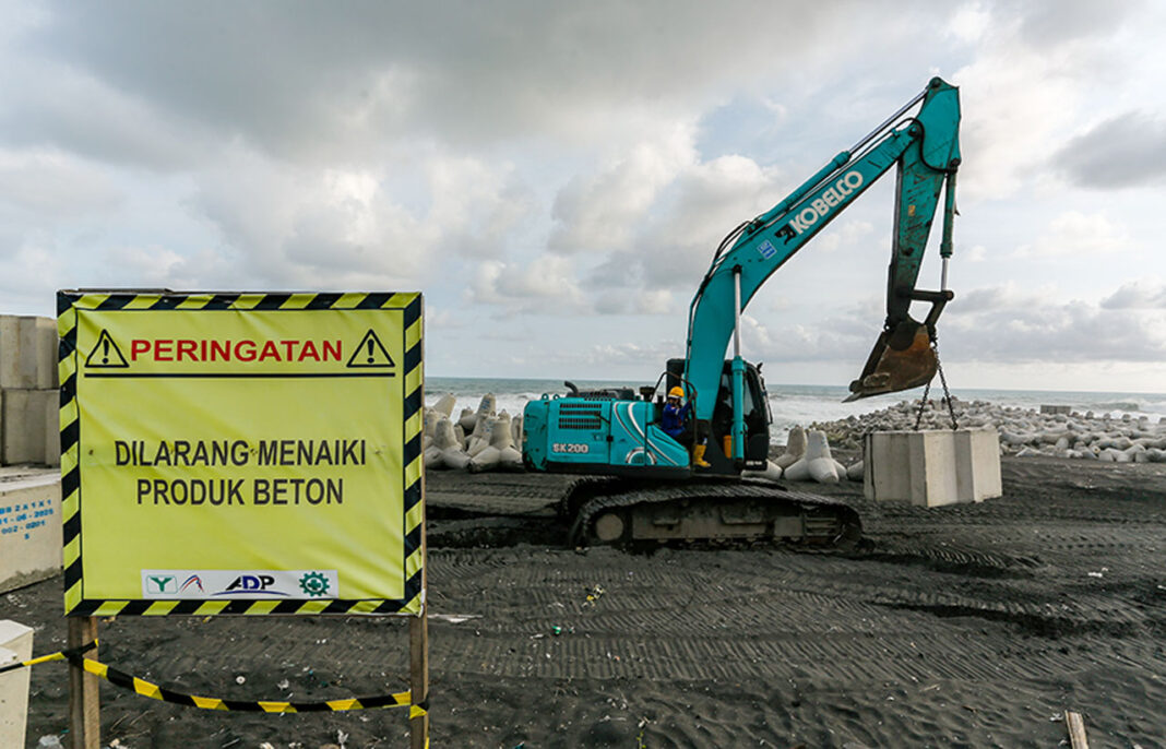 Pemasangan beton pemecah ombak, di pesisir Pantai Congot, Kulonprogo, Yogyakrta, Kamis (18/9).