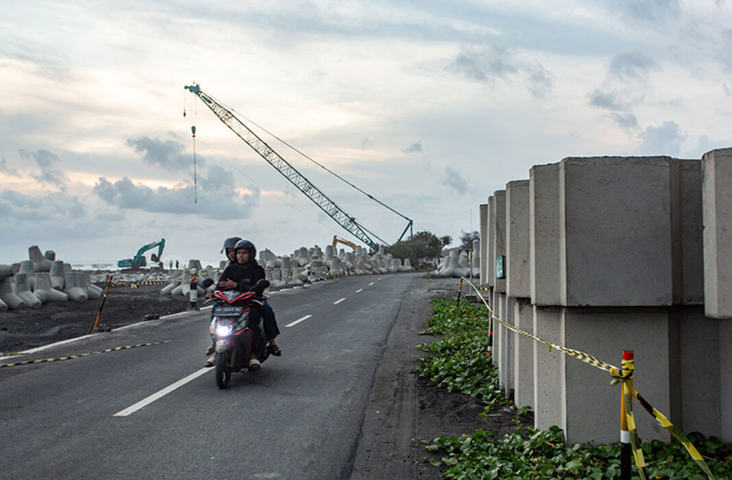 Pemasangan beton pemecah ombak, di pesisir Pantai Congot, Kulonprogo, Yogyakrta, Kamis (18/9).
