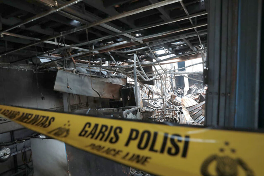 Pascakebakaran pujasera di Jalan Fatmawati Raya, Jakarta Selatan, Senin, (8/9).