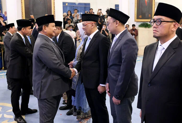 Prabowo Salami Menteri Haji