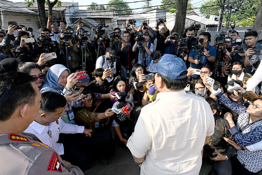 Presiden Prabowo Subianto menjenguk sejumlah korban cedera akibat kericuhan saat aksi demonstrasi di Jakarta, di RS Polri, Kramat Jati, Jakarta, Senin (1/9).