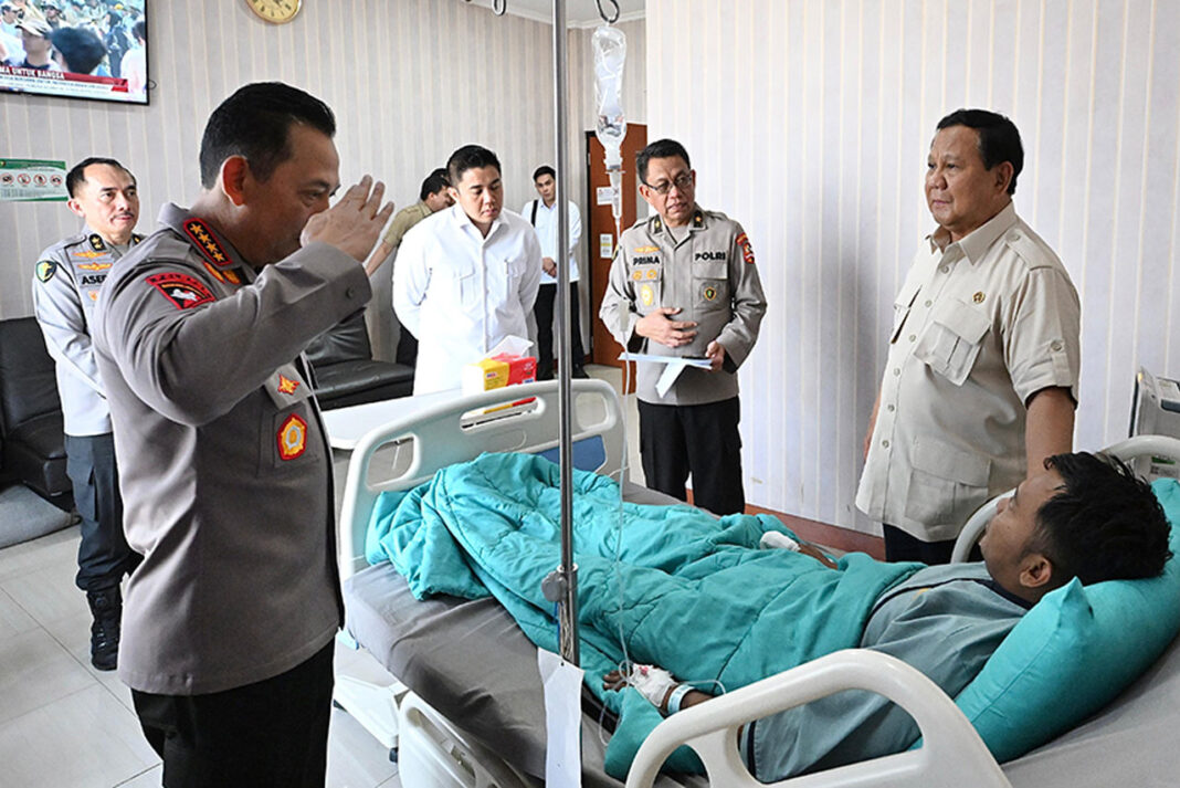 Presiden Prabowo Subianto menjenguk sejumlah korban cedera akibat kericuhan saat aksi demonstrasi di Jakarta, di RS Polri, Kramat Jati, Jakarta, Senin (1/9).