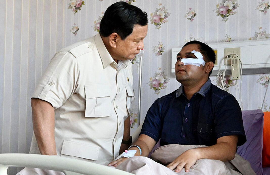 Presiden Prabowo Subianto menjenguk sejumlah korban cedera akibat kericuhan saat aksi demonstrasi di Jakarta, di RS Polri, Kramat Jati, Jakarta, Senin (1/9).