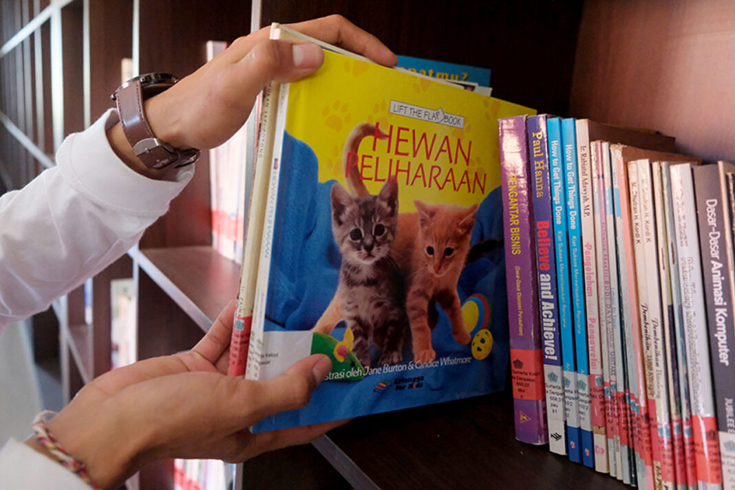 Umat Hindu melakukan persembahyangan terhadap ribuan buku pada Hari Raya Saraswati, di Perpustakaan Sabha Widya Sradha, Desa Sumerta Kelod, Denpasar, Bali, Sabtu (6/9).