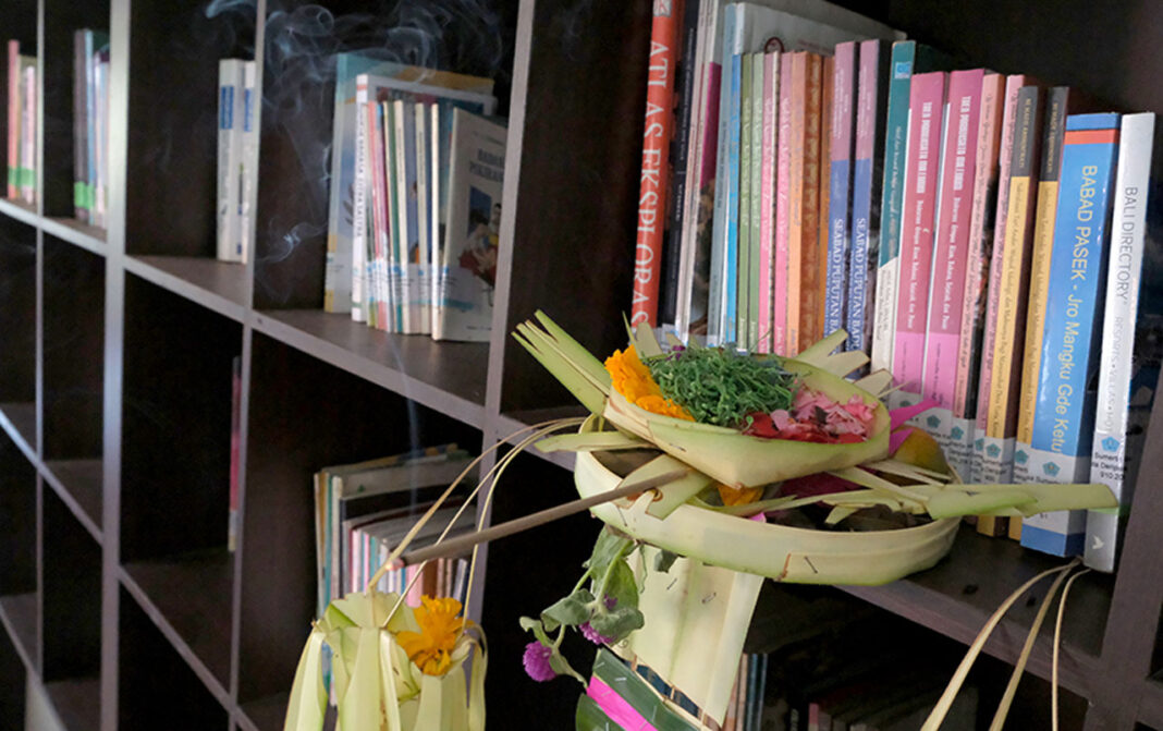 Umat Hindu melakukan persembahyangan terhadap ribuan buku pada Hari Raya Saraswati, di Perpustakaan Sabha Widya Sradha, Desa Sumerta Kelod, Denpasar, Bali, Sabtu (6/9).