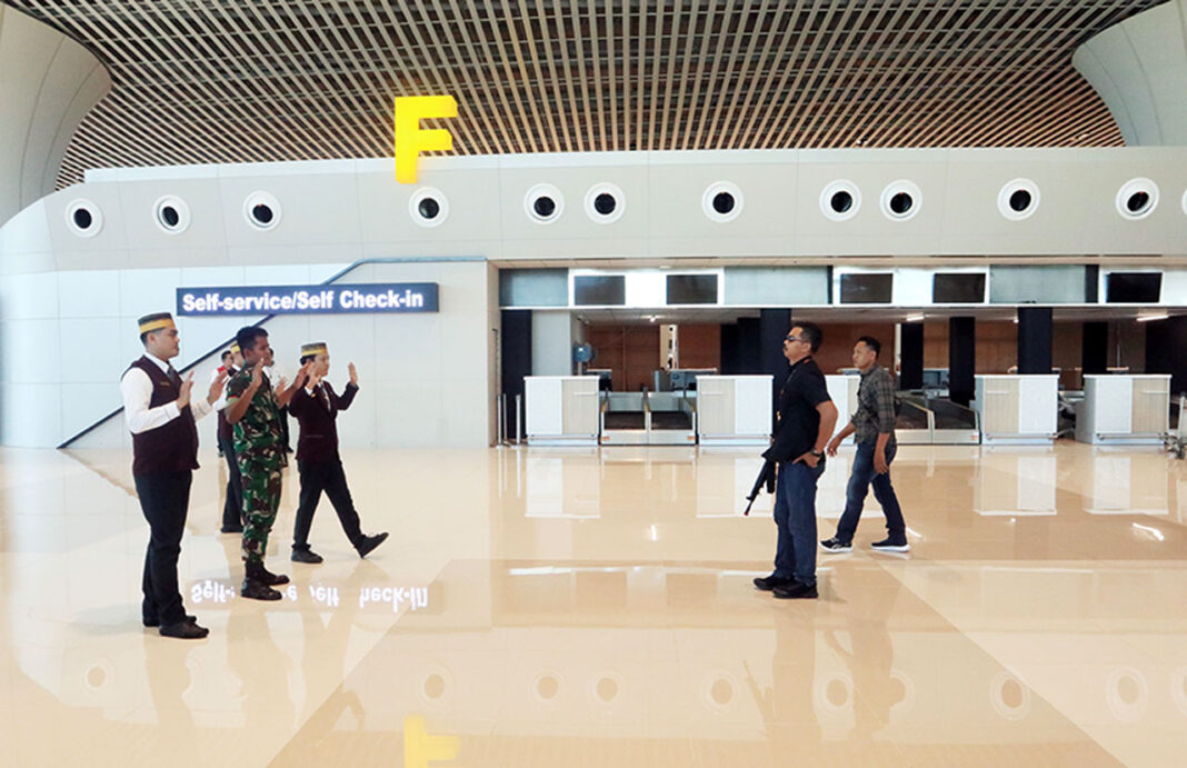 Lanud Sultan Hasanuddin menggelar latihan Penanggulangan Keadaan Darurat (PKD), di Bandara Sultan Hasanuddin, Makassar, Sulawesi Selatan, Selasa (16/9).