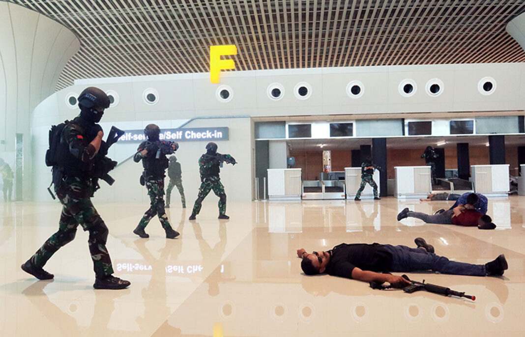 Lanud Sultan Hasanuddin menggelar latihan Penanggulangan Keadaan Darurat (PKD), di Bandara Sultan Hasanuddin, Makassar, Sulawesi Selatan, Selasa (16/9).