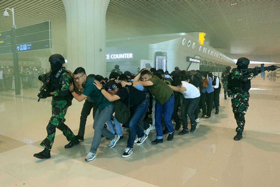 Lanud Sultan Hasanuddin menggelar latihan Penanggulangan Keadaan Darurat (PKD), di Bandara Sultan Hasanuddin, Makassar, Sulawesi Selatan, Selasa (16/9).