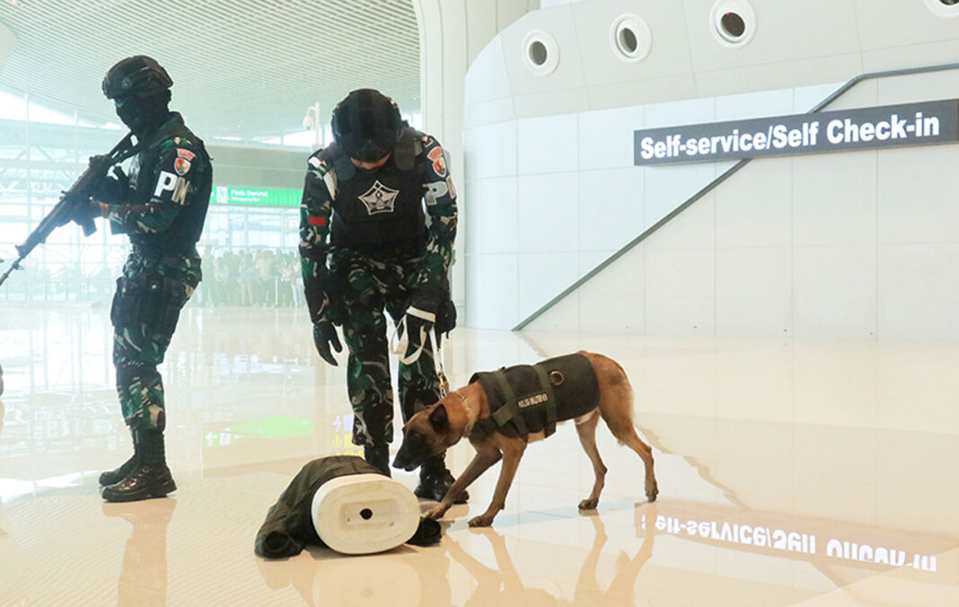 Lanud Sultan Hasanuddin menggelar latihan Penanggulangan Keadaan Darurat (PKD), di Bandara Sultan Hasanuddin, Makassar, Sulawesi Selatan, Selasa (16/9).