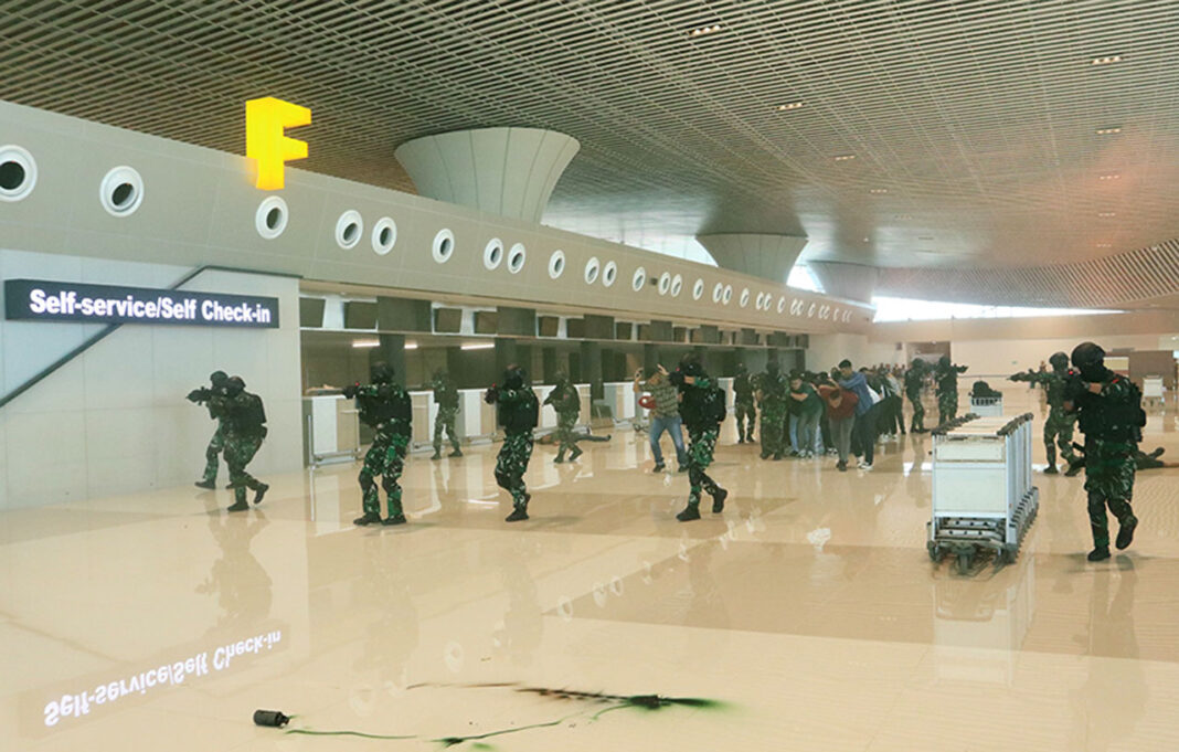 Lanud Sultan Hasanuddin menggelar latihan Penanggulangan Keadaan Darurat (PKD), di Bandara Sultan Hasanuddin, Makassar, Sulawesi Selatan, Selasa (16/9).