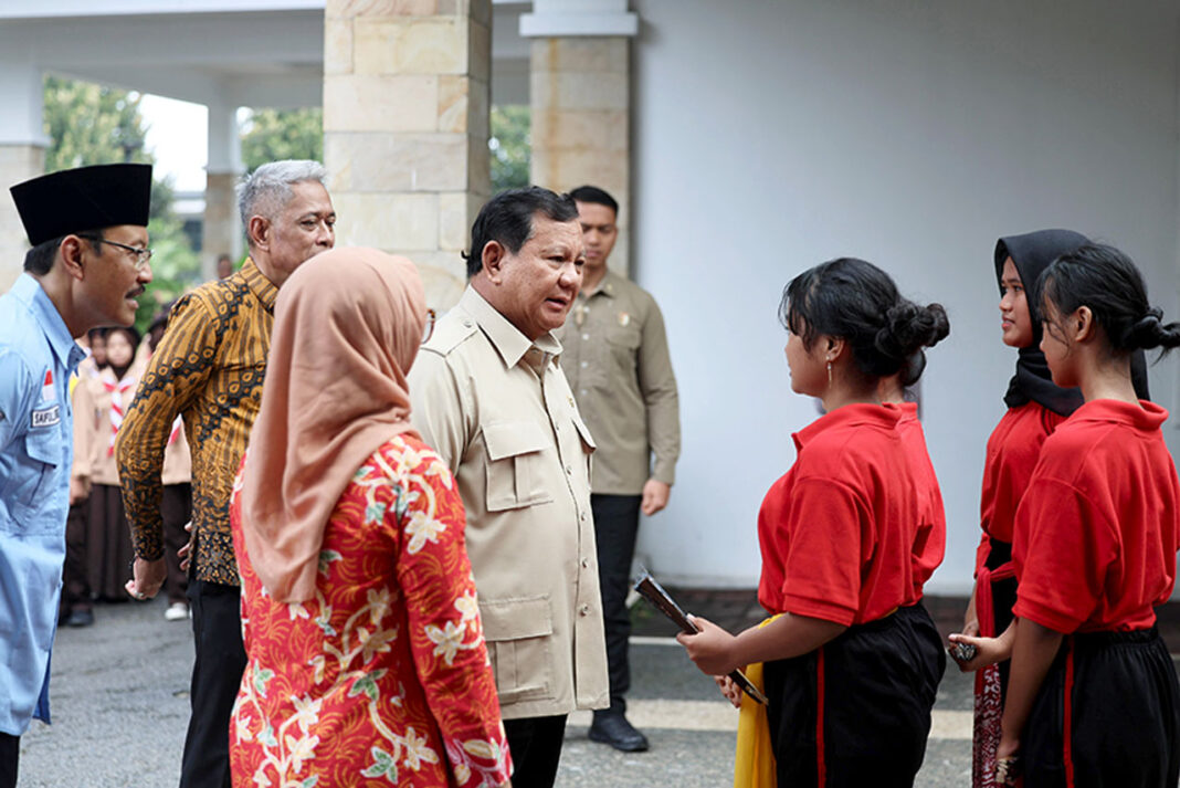 Presiden Prabowo Subianto meninjau Sekolah Rakyat Menengah Atas (SRMA) 10 Jakarta, di Margaguna, Jakarta Selatan, Kamis (11/9).