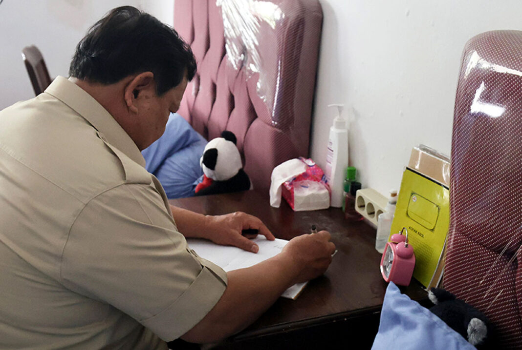 Presiden Prabowo Subianto meninjau Sekolah Rakyat Menengah Atas (SRMA) 10 Jakarta, di Margaguna, Jakarta Selatan, Kamis (11/9).