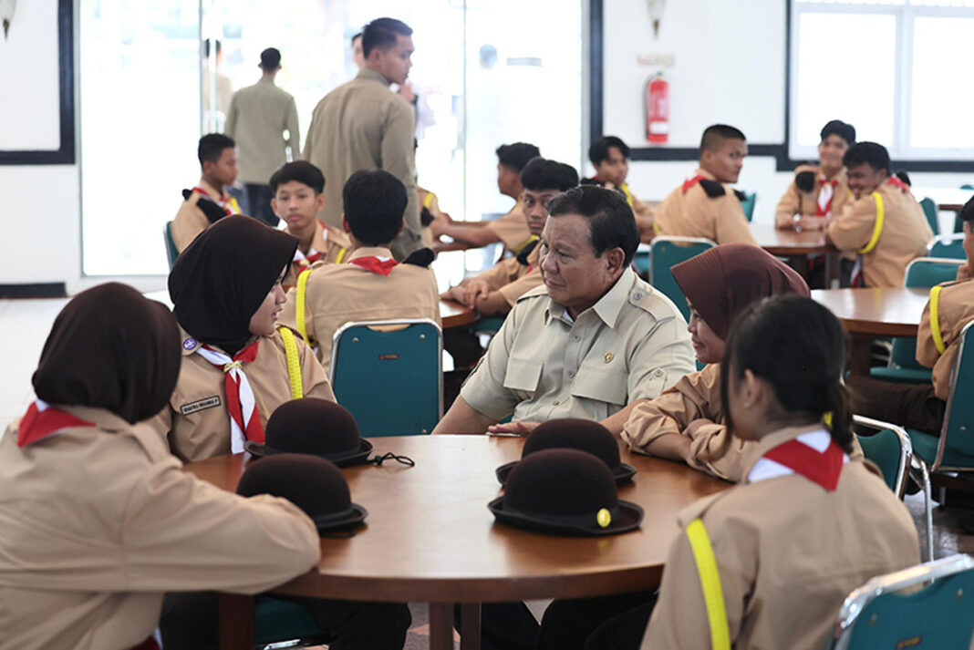 Presiden Prabowo Subianto meninjau Sekolah Rakyat Menengah Atas (SRMA) 10 Jakarta, di Margaguna, Jakarta Selatan, Kamis (11/9).