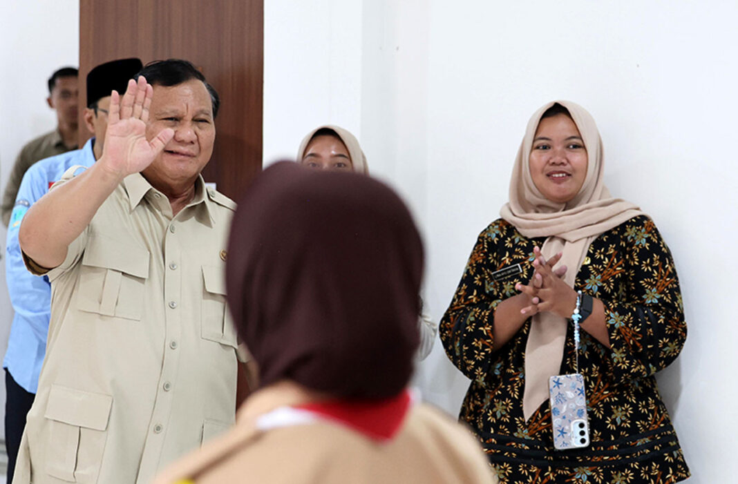 Presiden Prabowo Subianto meninjau Sekolah Rakyat Menengah Atas (SRMA) 10 Jakarta, di Margaguna, Jakarta Selatan, Kamis (11/9).