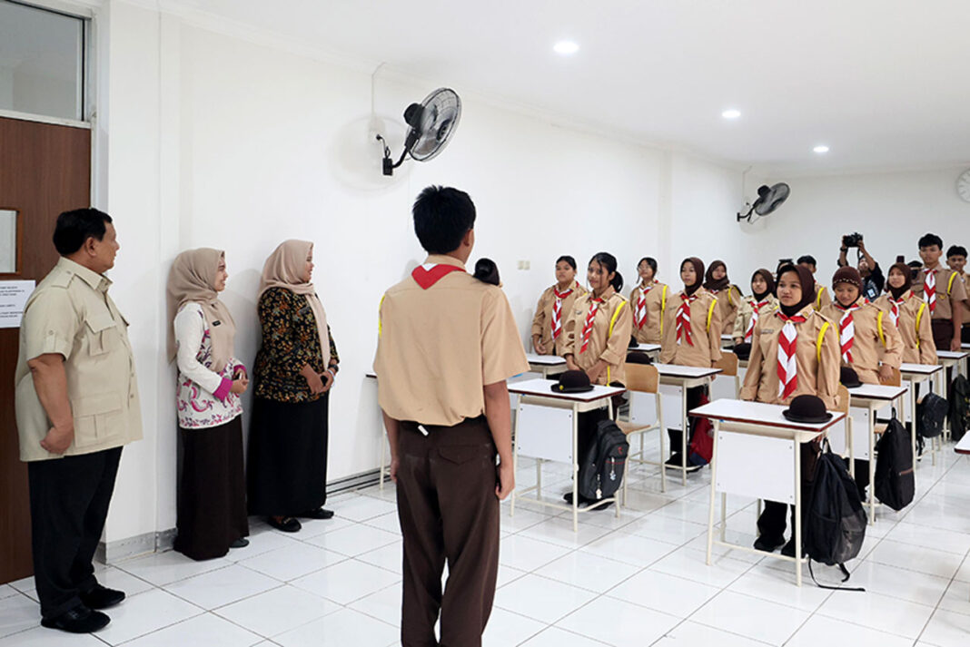 Presiden Prabowo Subianto meninjau Sekolah Rakyat Menengah Atas (SRMA) 10 Jakarta, di Margaguna, Jakarta Selatan, Kamis (11/9).