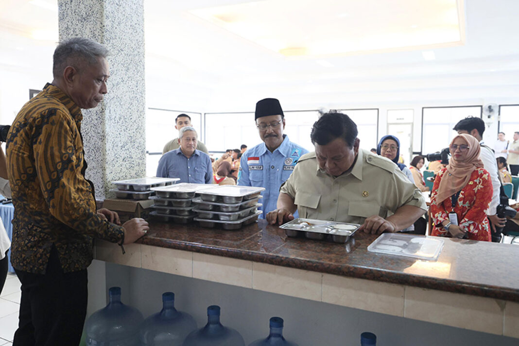 Presiden Prabowo Subianto meninjau Sekolah Rakyat Menengah Atas (SRMA) 10 Jakarta, di Margaguna, Jakarta Selatan, Kamis (11/9).