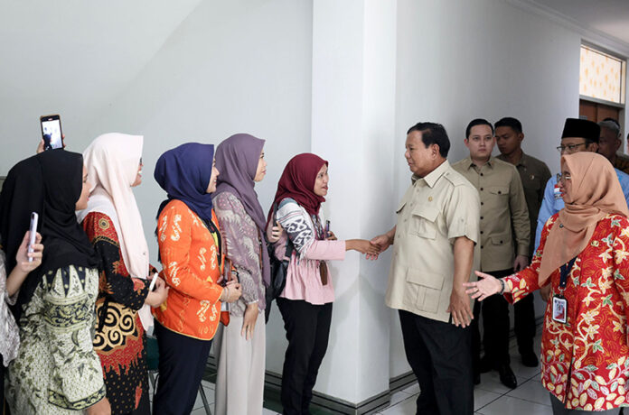 Presiden Prabowo Subianto meninjau Sekolah Rakyat Menengah Atas (SRMA) 10 Jakarta, di Margaguna, Jakarta Selatan, Kamis (11/9).