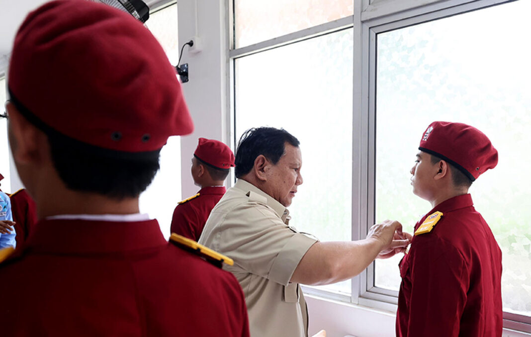 Presiden Prabowo Subianto meninjau Sekolah Rakyat Menengah Atas (SRMA) 10 Jakarta, di Margaguna, Jakarta Selatan, Kamis (11/9).