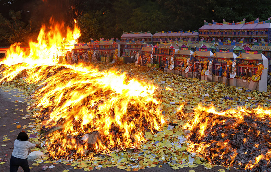Warga etnis Tionghoa kota Medan menggelar perayaan Hungry Ghost Festival, di Vihara Gunung Timur, Medan, Sumatera Utara, Sabtu (6/9).