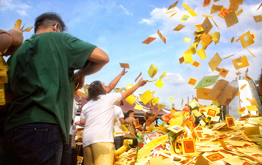 Warga etnis Tionghoa kota Medan menggelar perayaan Hungry Ghost Festival, di Vihara Gunung Timur, Medan, Sumatera Utara, Sabtu (6/9).