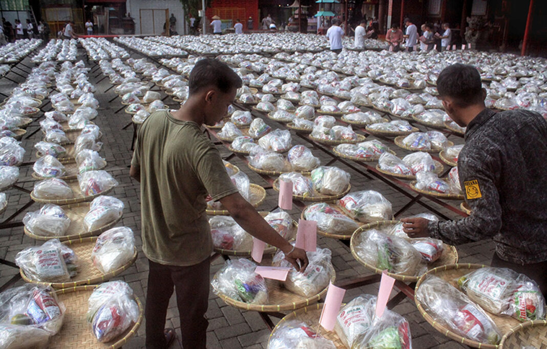 Warga etnis Tionghoa kota Medan menggelar perayaan Hungry Ghost Festival, di Vihara Gunung Timur, Medan, Sumatera Utara, Sabtu (6/9).