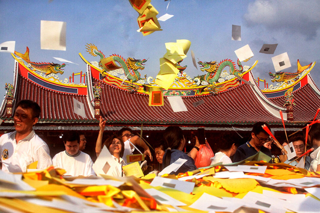 Warga etnis Tionghoa kota Medan menggelar perayaan Hungry Ghost Festival, di Vihara Gunung Timur, Medan, Sumatera Utara, Sabtu (6/9).