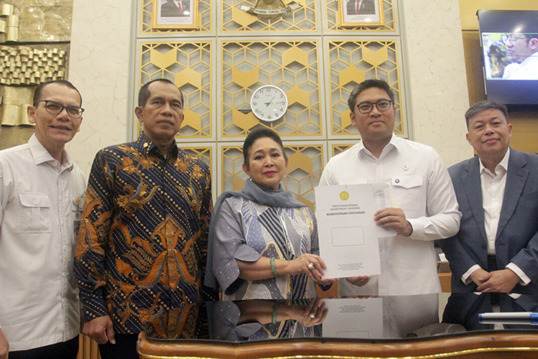 Wakil Menteri (Wamen) Pertanian Sudaryono mengikuti Rapat Kerja (Raker) dengan Komisi IV DPR, di Ruang Komisi IV DPR, Gedung Nusantara, Kompleks Parlemen, Senayan, Jakarta, Selasa (16/9).