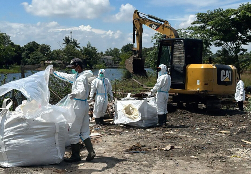 Satgas Percepat Cegah Meluasnya Radiasi Cs-137 di Cikande Satuan Tugas (Satgas) Penanganan Cesium 137 (Cs-137) terus mempercepat kegiatan mitigasi dan penanganan kontaminasi radioaktif di kawasan industri dan pemukiman di Cikande, Kabupaten Serang, Banten, Kamis (30/10).