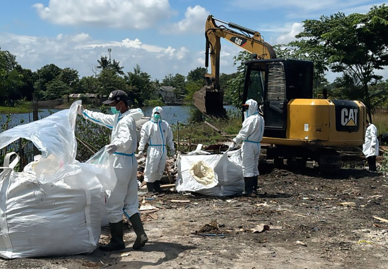 Satgas Percepat Cegah Meluasnya Radiasi Cs-137 di Cikande Satuan Tugas (Satgas) Penanganan Cesium 137 (Cs-137) terus mempercepat kegiatan mitigasi dan penanganan kontaminasi radioaktif di kawasan industri dan pemukiman di Cikande, Kabupaten Serang, Banten, Kamis (30/10).