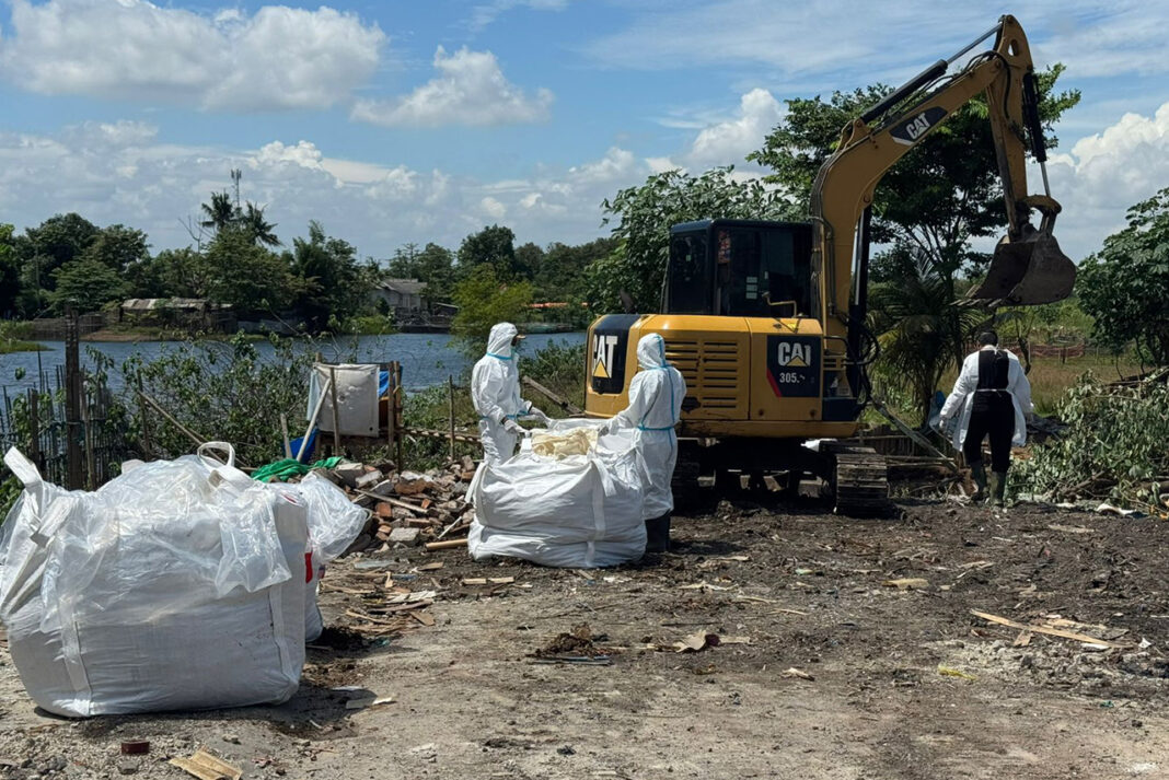 Satgas Percepat Cegah Meluasnya Radiasi Cs-137 di Cikande Satuan Tugas (Satgas) Penanganan Cesium 137 (Cs-137) terus mempercepat kegiatan mitigasi dan penanganan kontaminasi radioaktif di kawasan industri dan pemukiman di Cikande, Kabupaten Serang, Banten, Kamis (30/10).