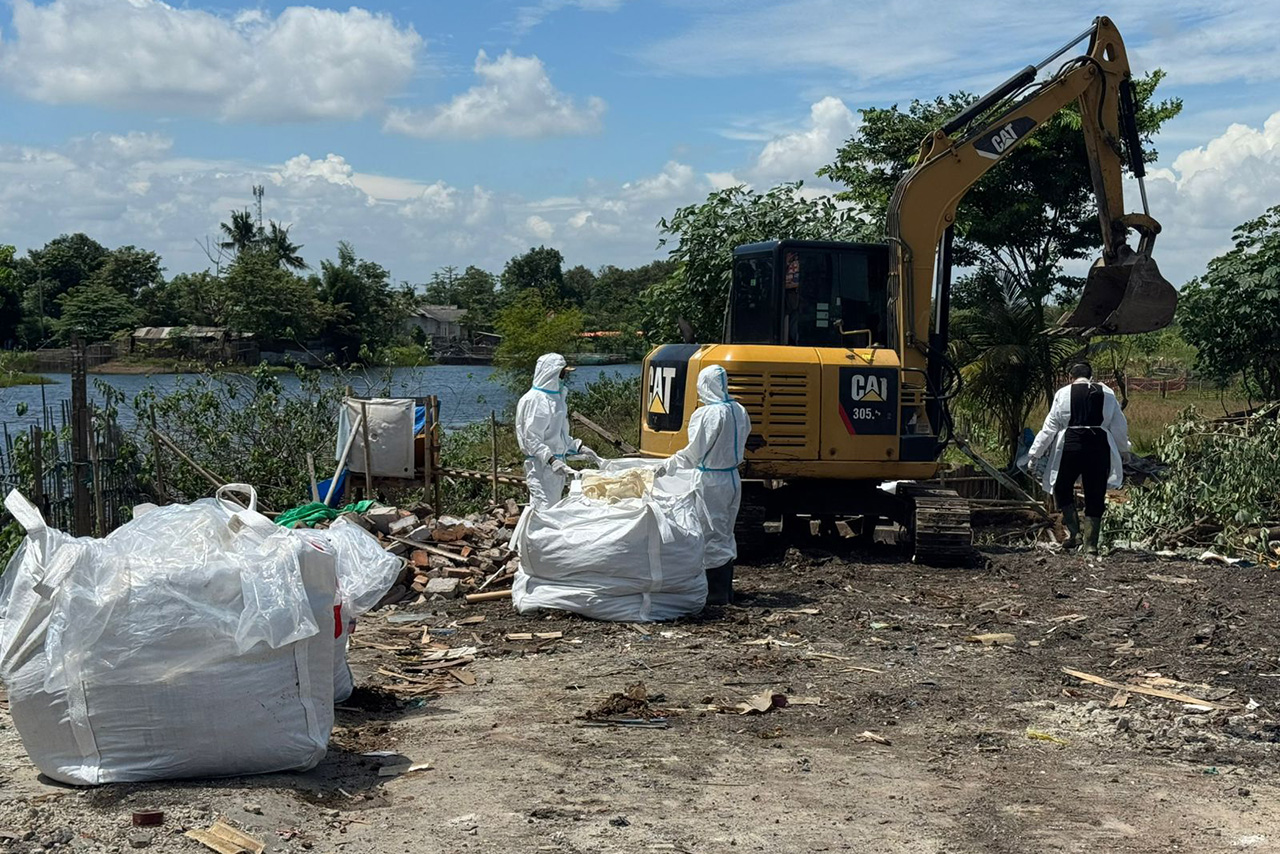 Satgas Percepat Cegah Meluasnya Radiasi Cs-137 di Cikande Satuan Tugas (Satgas) Penanganan Cesium 137 (Cs-137) terus mempercepat kegiatan mitigasi dan penanganan kontaminasi radioaktif di kawasan industri dan pemukiman di Cikande, Kabupaten Serang, Banten, Kamis (30/10).