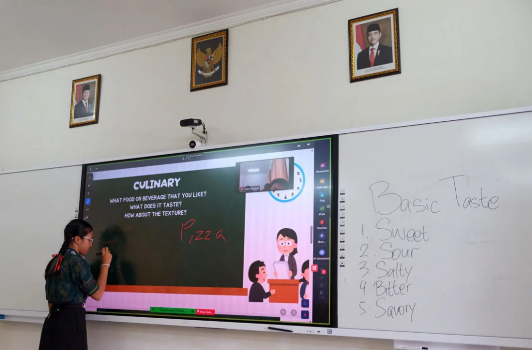 Siswa mengikuti pelajaran bahasa inggris dengan metode pembelajaran smart classroom atau ruang kelas pintar di SMP Negeri 15 Denpasar, Bali, Jumat (3/10).