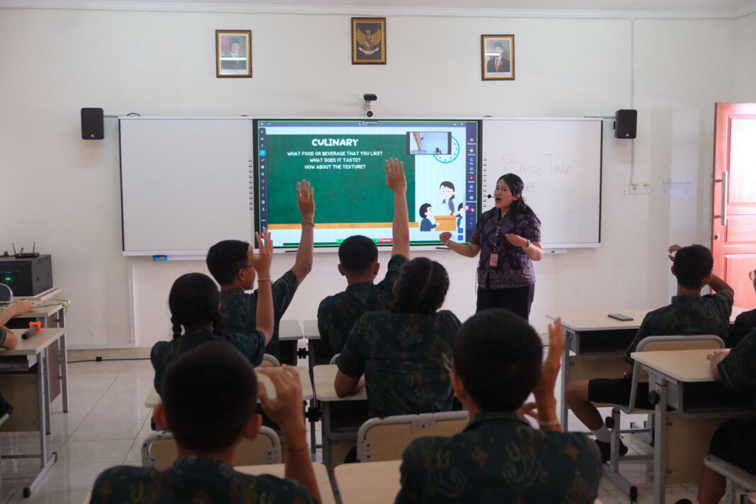 Sejumlah siswa mengikuti pelajaran bahasa inggris dengan metode pembelajaran smart classroom atau ruang kelas pintar di SMP Negeri 15 Denpasar, Bali, Jumat (3/10).