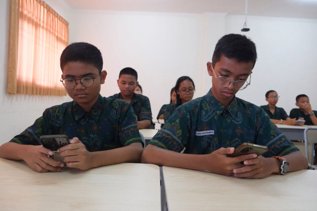 Sejumlah siswa mengikuti pelajaran bahasa inggris dengan metode pembelajaran smart classroom atau ruang kelas pintar di SMP Negeri 15 Denpasar, Bali, Jumat (3/10).