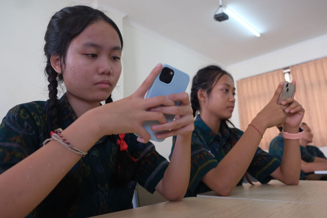 Sejumlah siswa mengikuti pelajaran bahasa inggris dengan metode pembelajaran smart classroom atau ruang kelas pintar di SMP Negeri 15 Denpasar, Bali, Jumat (3/10).